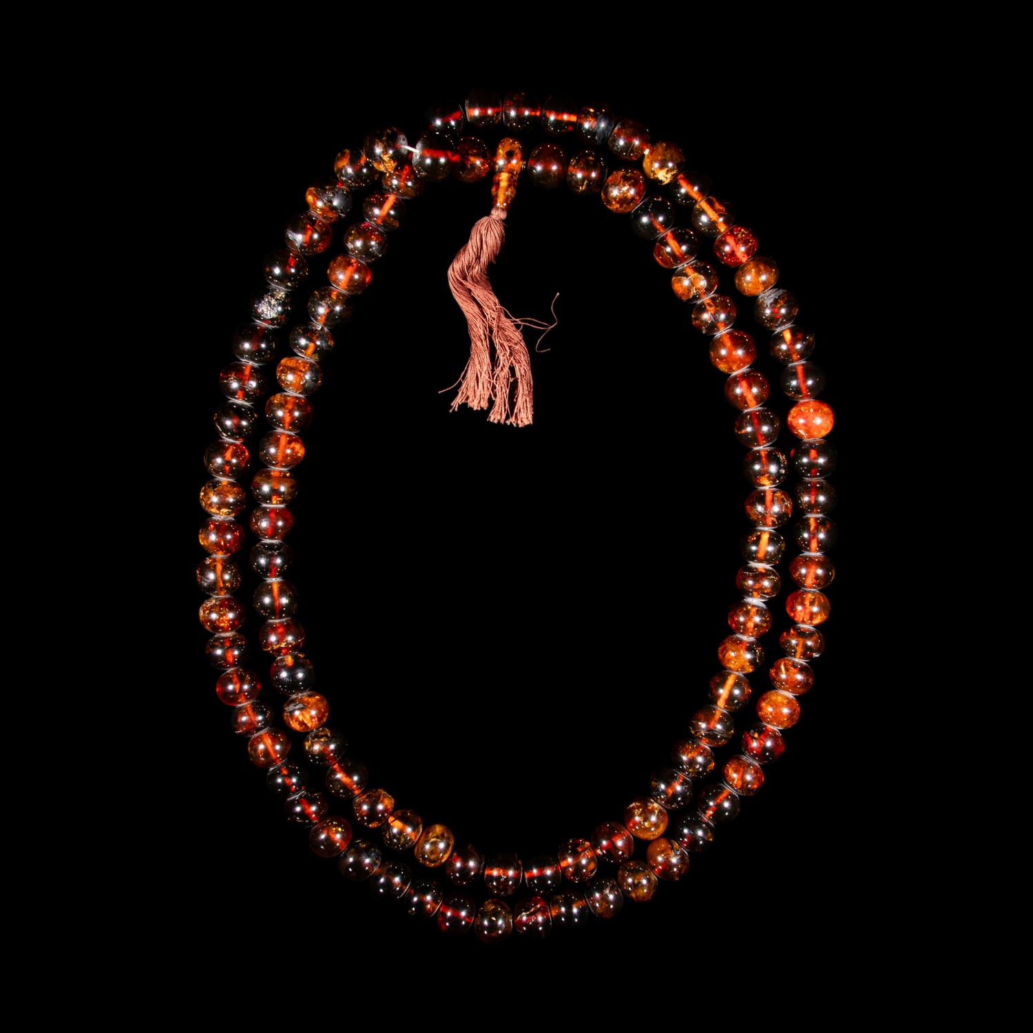 A Chinese Amber Bead Necklace, 20th Century 近代 老琥珀珠鏈