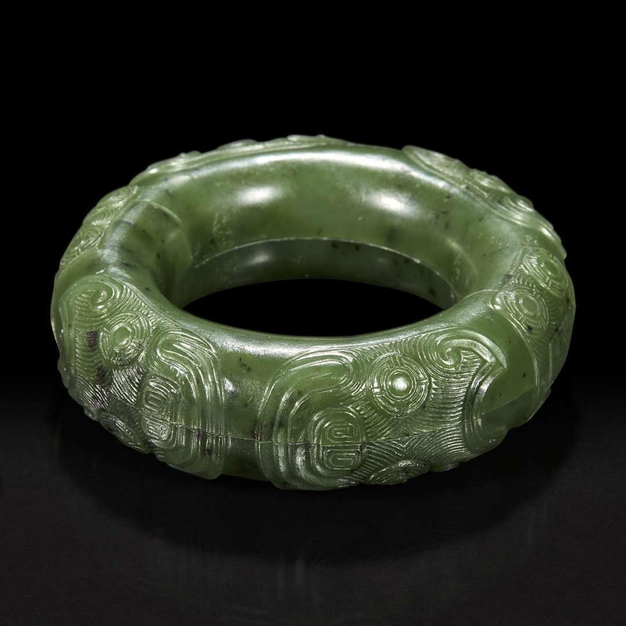 A Chinese spinach jade double ring 碧玉御题诗蚩尤环