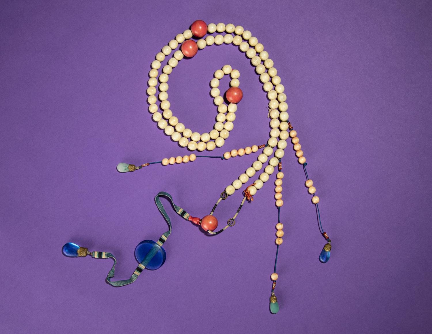 A Chinese Tridacna Court Necklace, Chaozhu