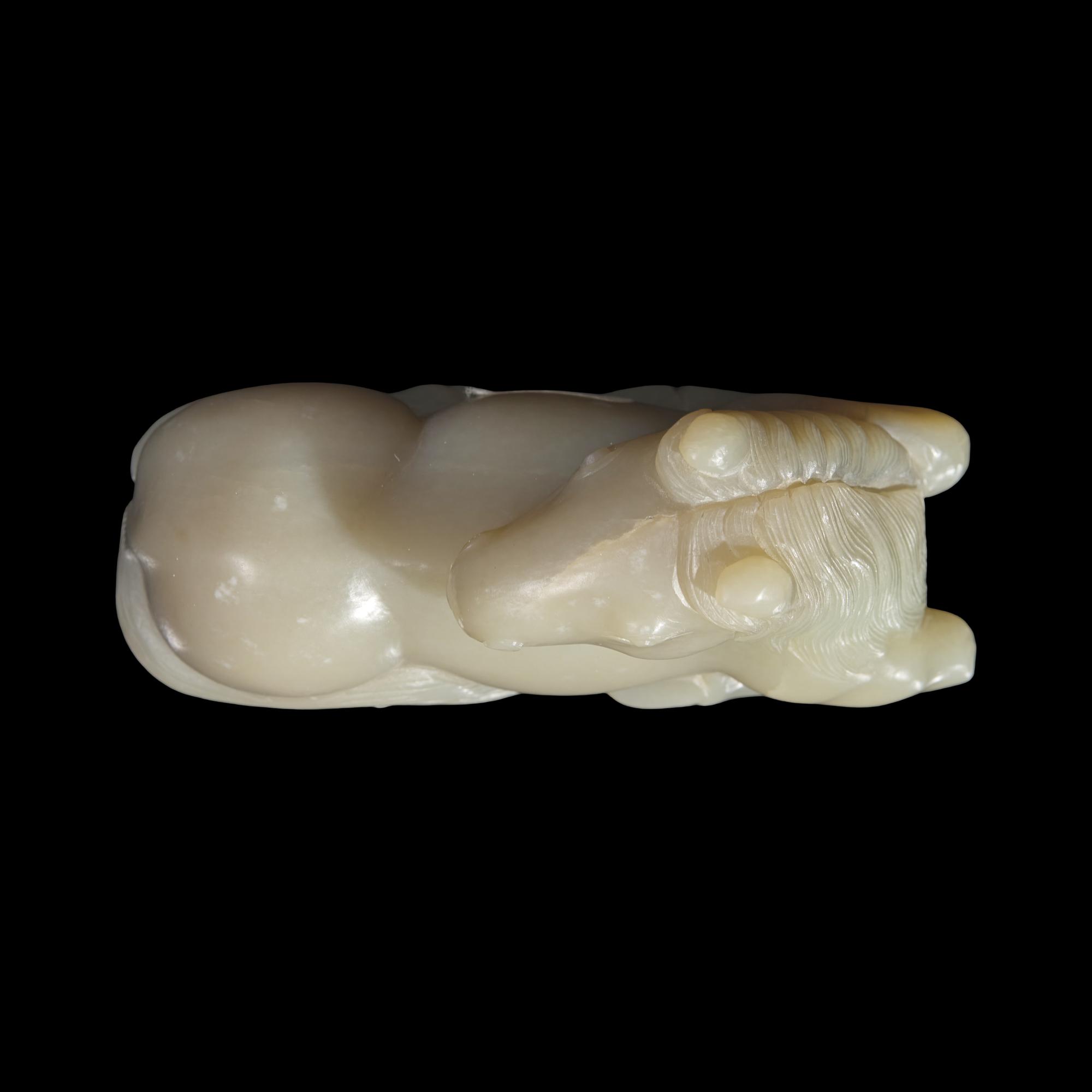 A Chinese Carved Pale Celadon Jade Horse, 20th Century 近代 青白玉臥馬
