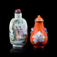 Two Chinese Famille Rose Porcelain Snuff Bottles 清晚期 粉彩鼻煙壺兩支
