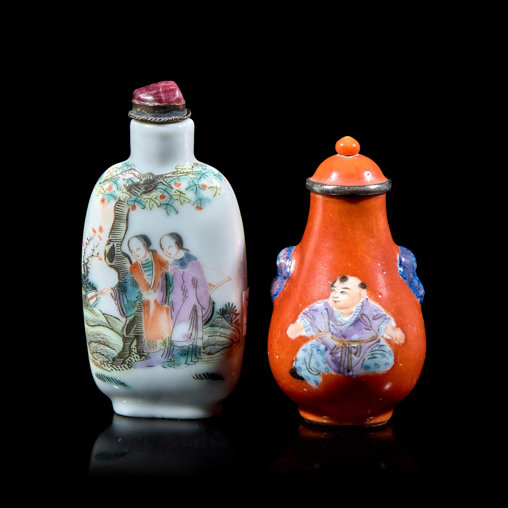 Two Chinese Famille Rose Porcelain Snuff Bottles 清晚期 粉彩鼻煙壺兩支
