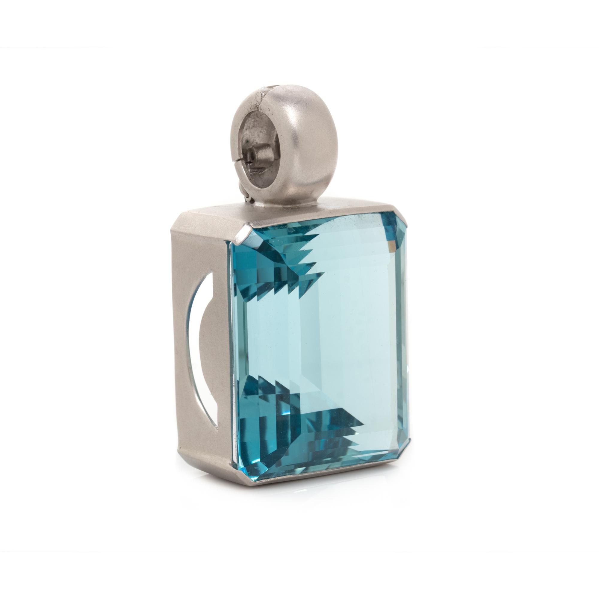 WHITE GOLD AND AQUAMARINE PENDANT