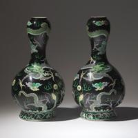 A Pair of Famille Noir 'Dragon' Garlic Head Vases, Late 19th/Early 20th Century — 清晚期 黑地五彩龍紋大蒜頭瓶一對