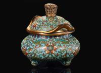 A Chinese parcel-gilt cloisonné tripod censer with cover, Qing dynasty, Qianlong period 銅鎏金掐絲琺瑯帶蓋香爐 清 乾隆