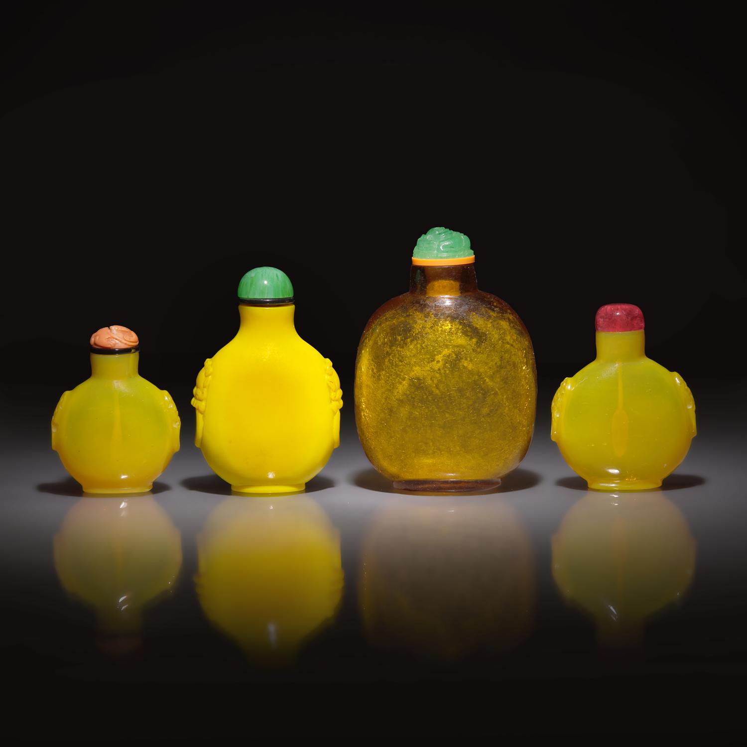 Four Chinese Yellow and Pale Amber Glass Snuff Bottles, 18th to 19th Century — 清中期 黃料及琥珀料鼻烟壺四支