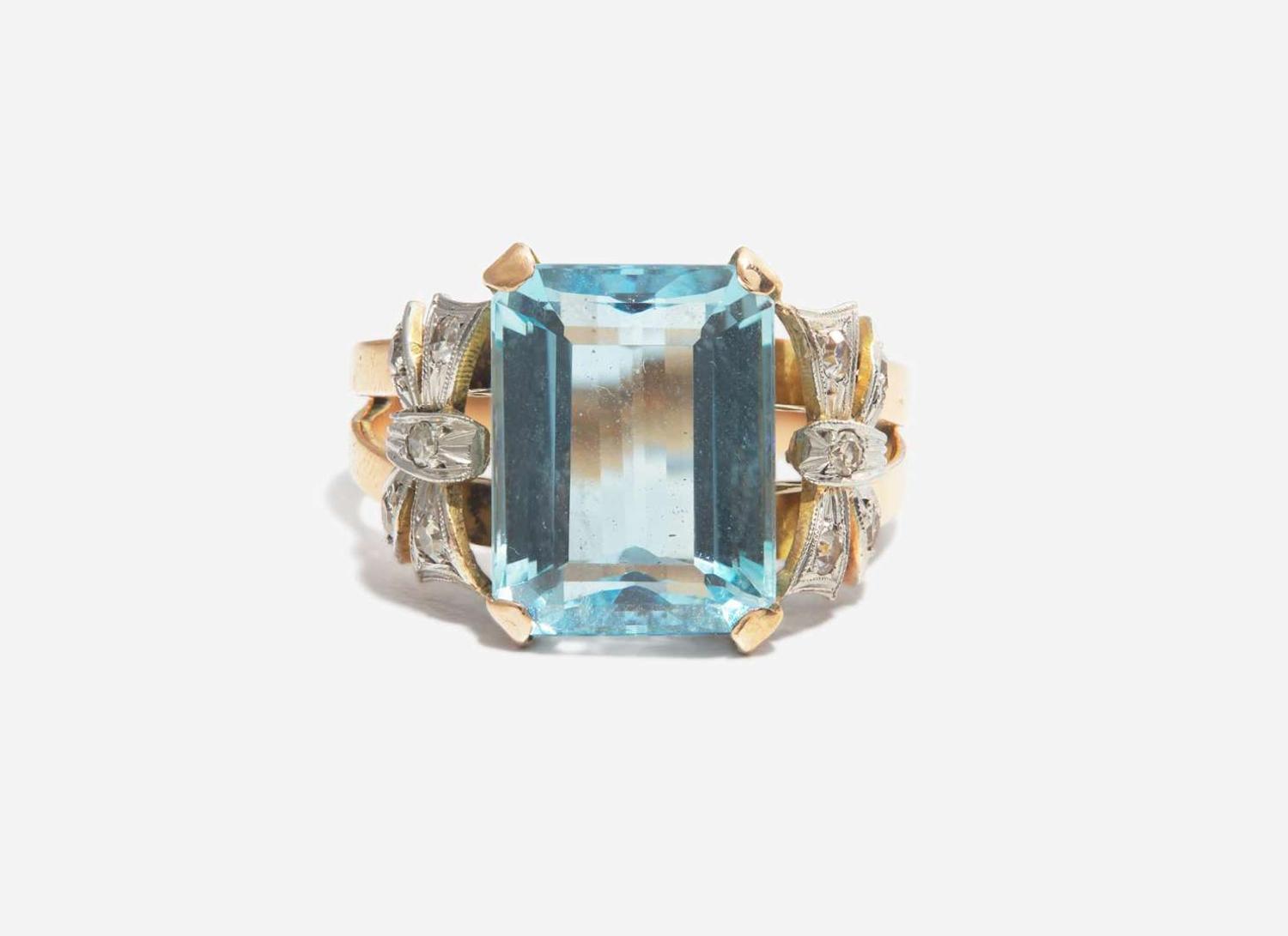 A 14K Yellow Gold and Aquamarine Ring