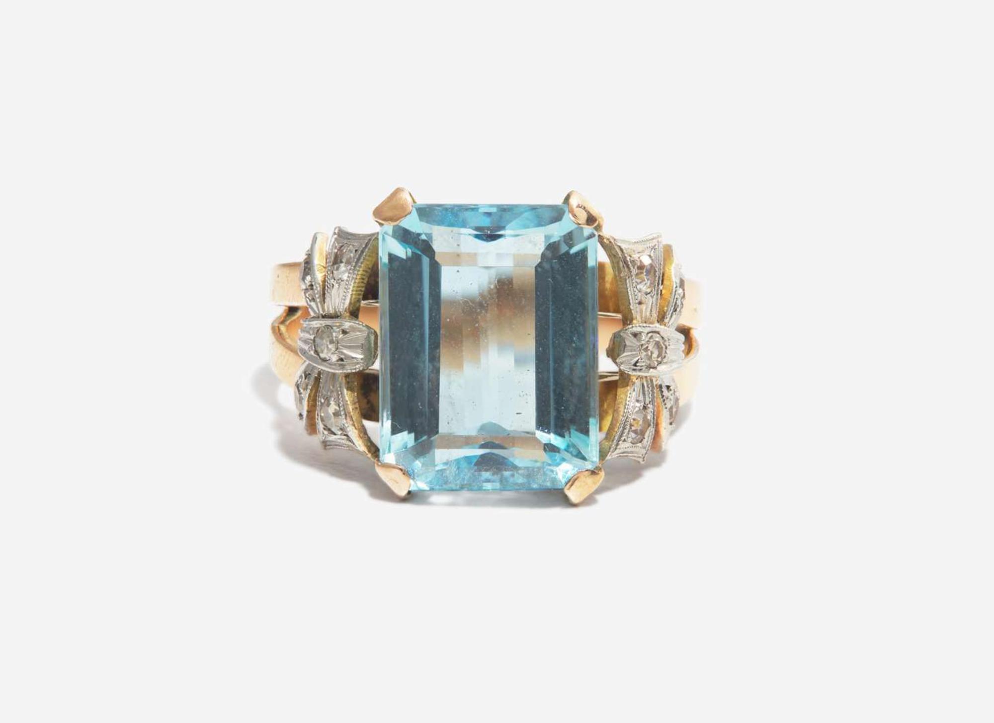 A 14K Yellow Gold and Aquamarine Ring