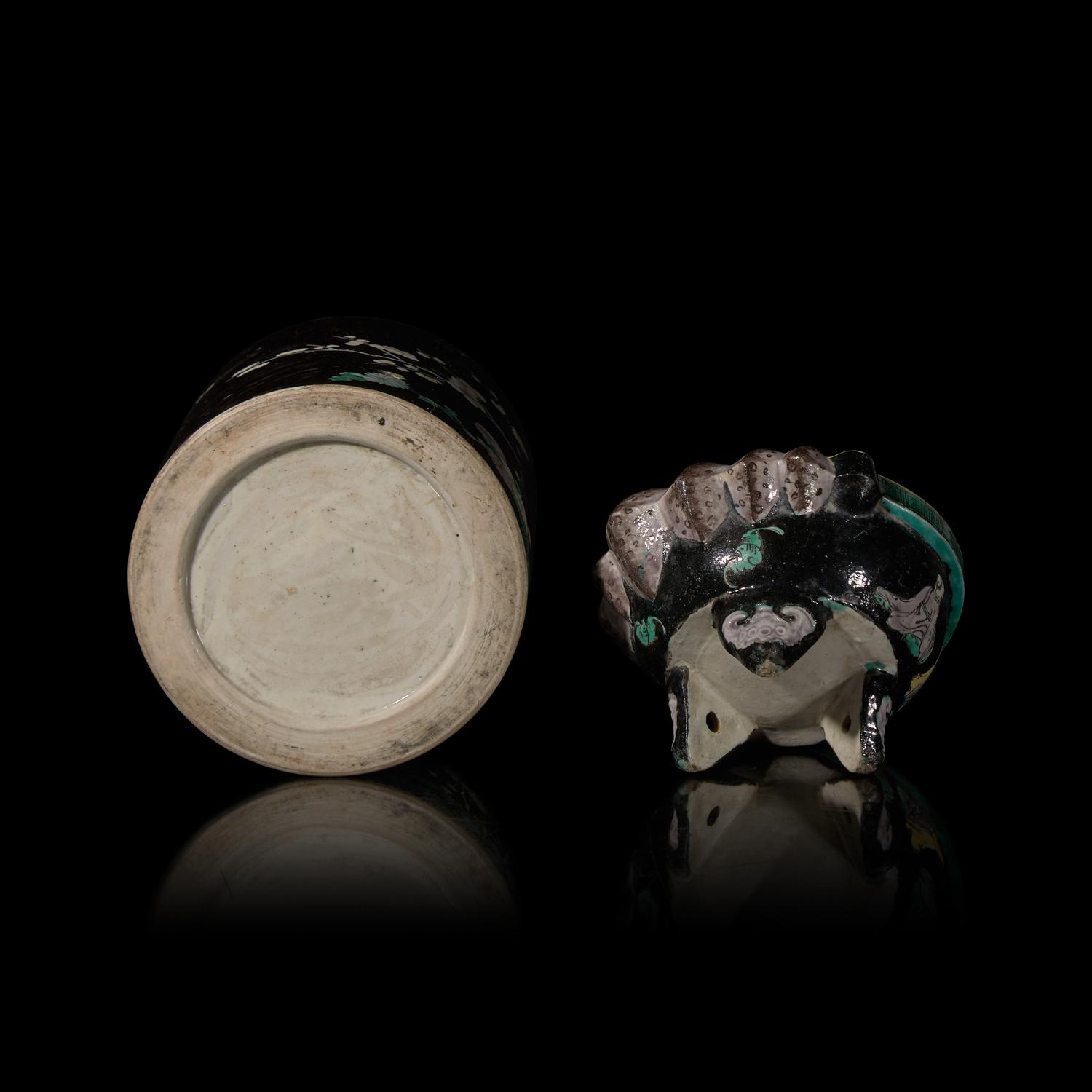 Two Chinese Famille Noire Porcelain Scholar's Objects, 19th Century 晚清 黑地五彩文房兩件