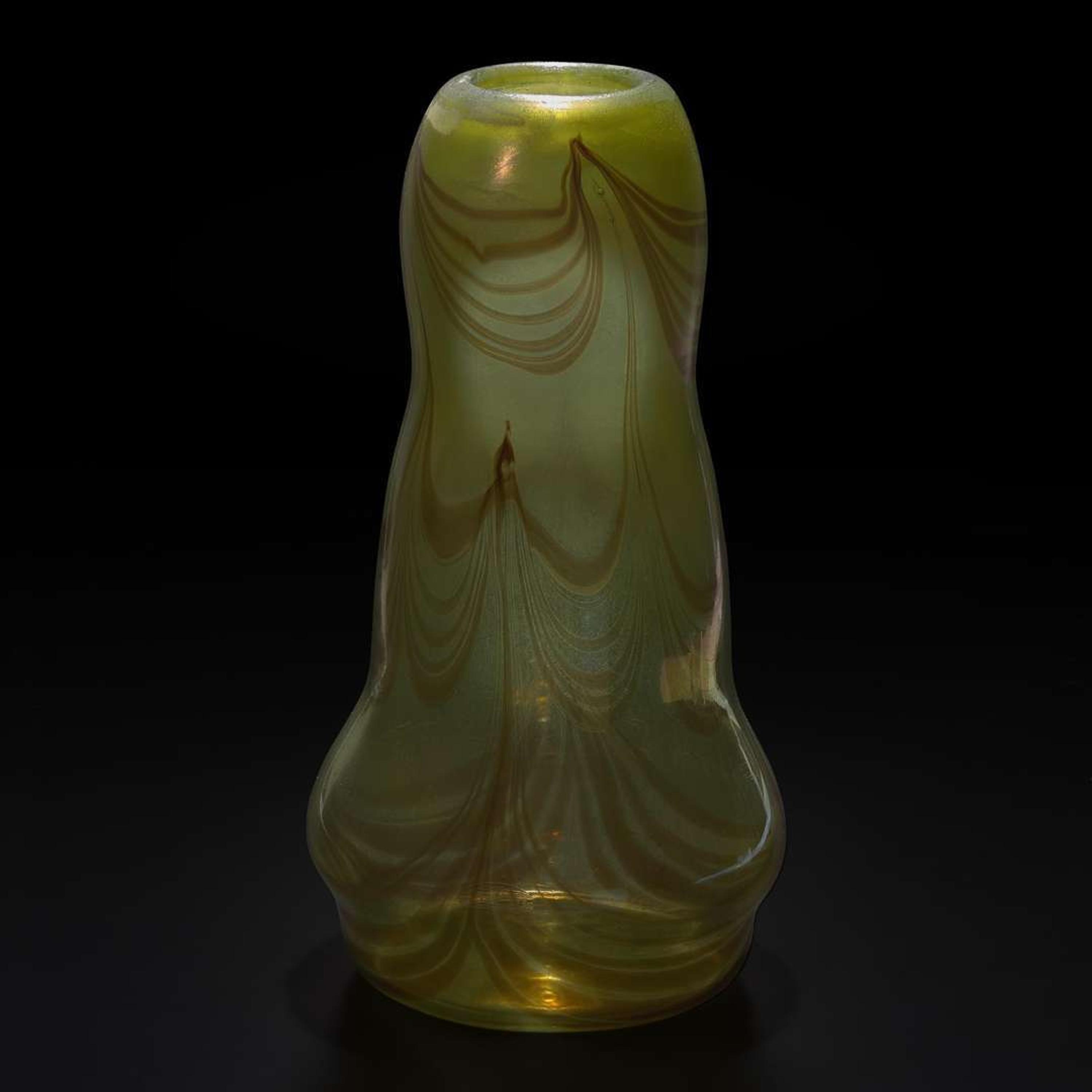 Tiffany Studios A Large Gourd-Form Decorated Favrile Vase, New York, 1919