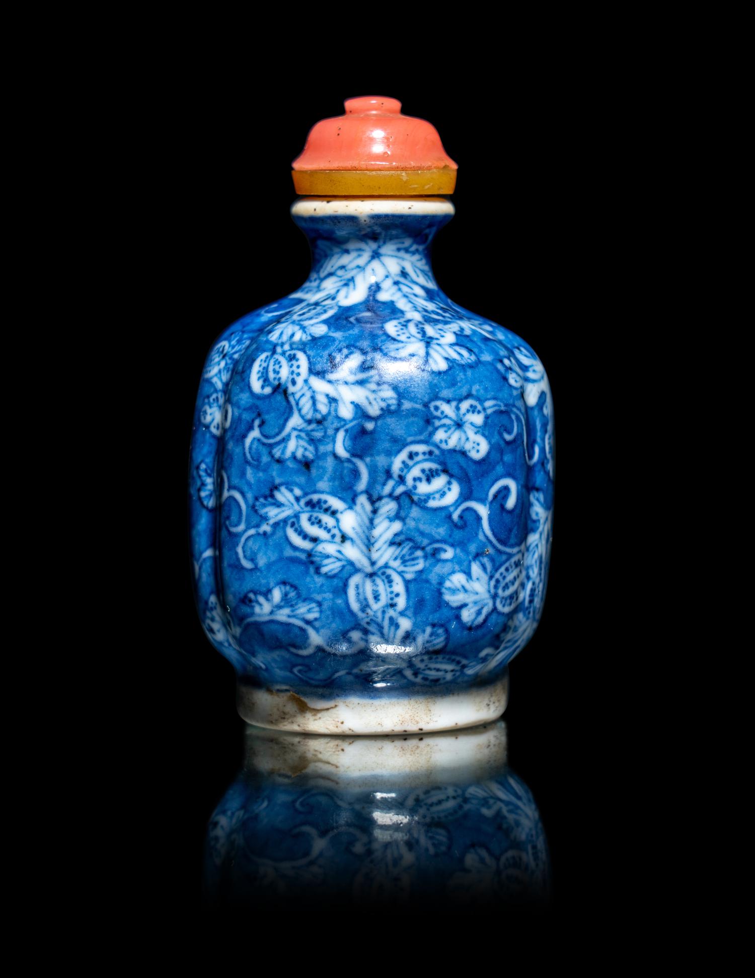 A Chinese Blue and White Porcelain Lobed 'Melon' Snuff Bottle