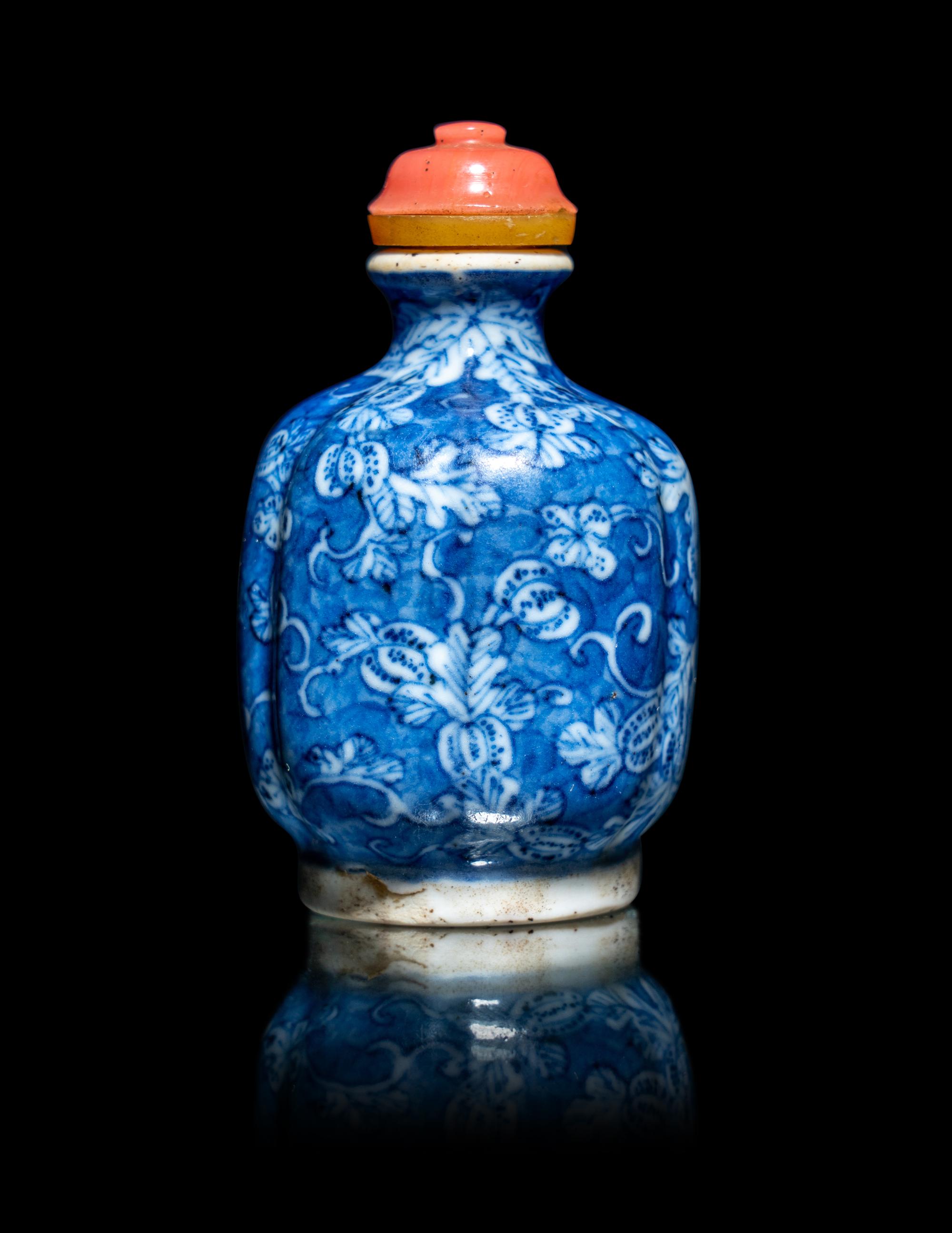 A Chinese Blue and White Porcelain Lobed 'Melon' Snuff Bottle