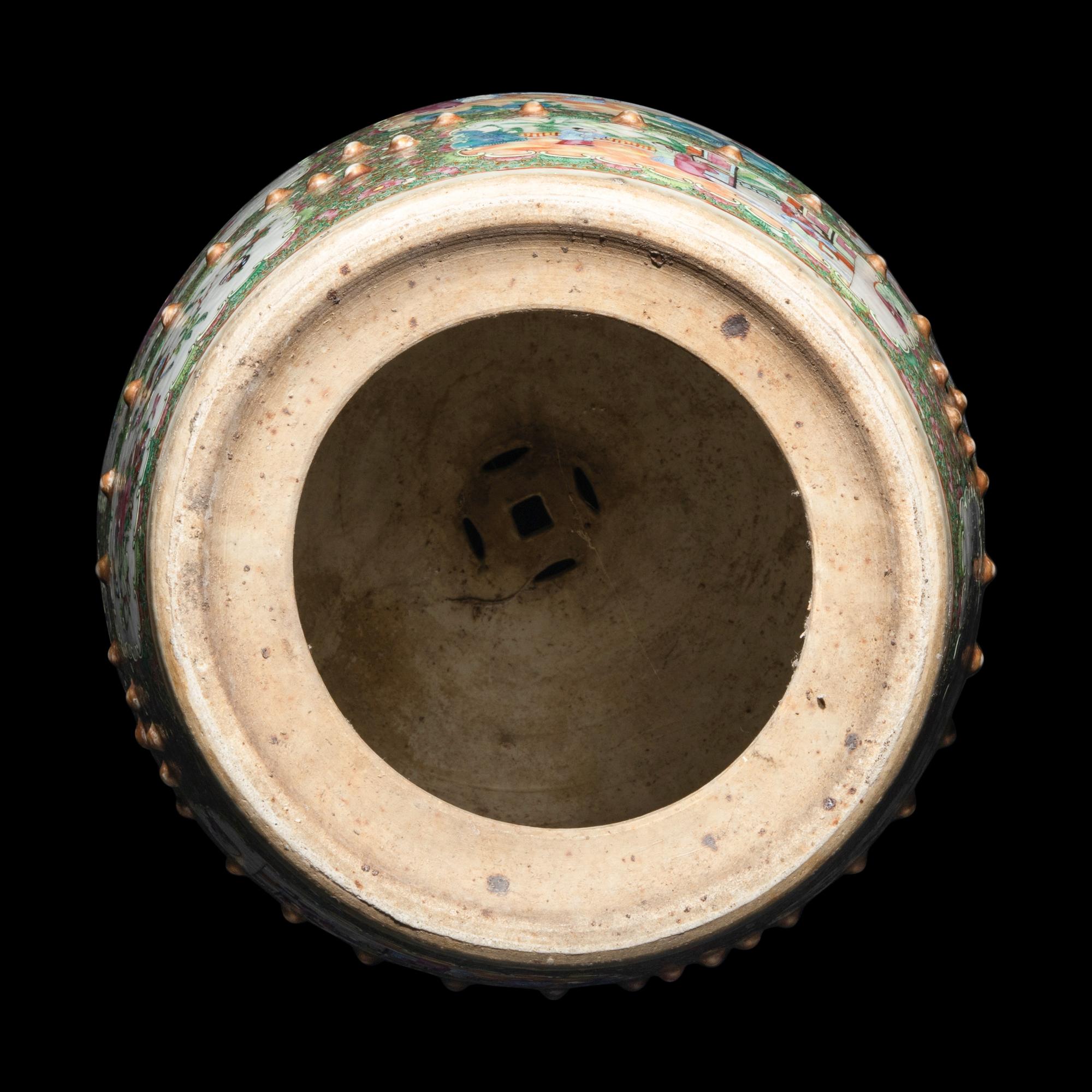 A Chinese Export Rose Medallion Porcelain Garden Stool, Late Qing Dynasty 清晚期 廣彩人物圖鼓凳