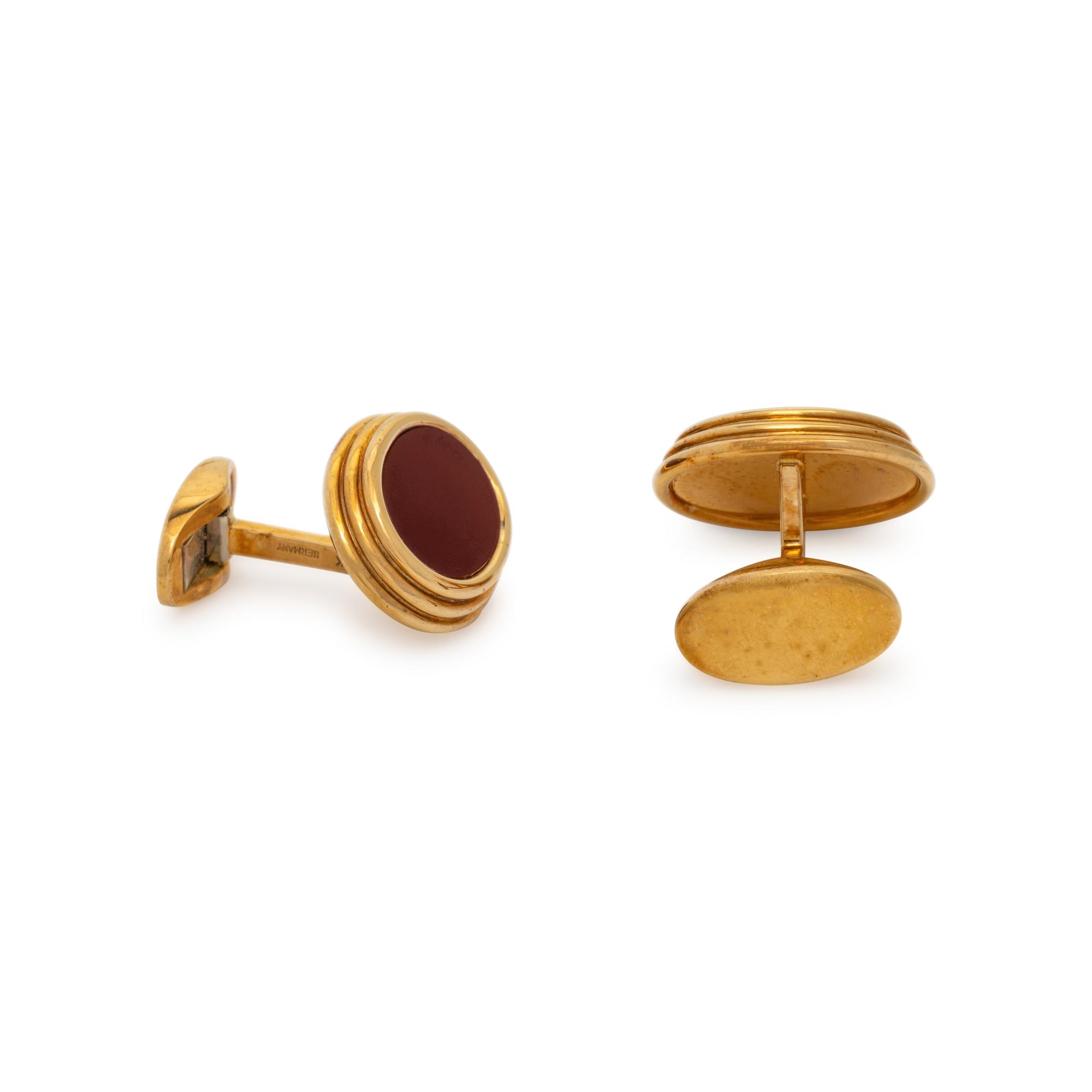 YELLOW GOLD AND CARNELIAN CUFFLINKS