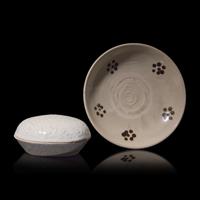 Two Chinese Ceramic Wares, Song/Yuan Dynasty and Later — 宋/元及以後 瓷碟及白釉蓋盒一組