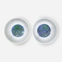 An associated pair of Chinese underglaze blue and green-enameled dragon bowls 珐琅彩青花龙纹碗一对 Kangxi six-character mark and of the period ????? ???