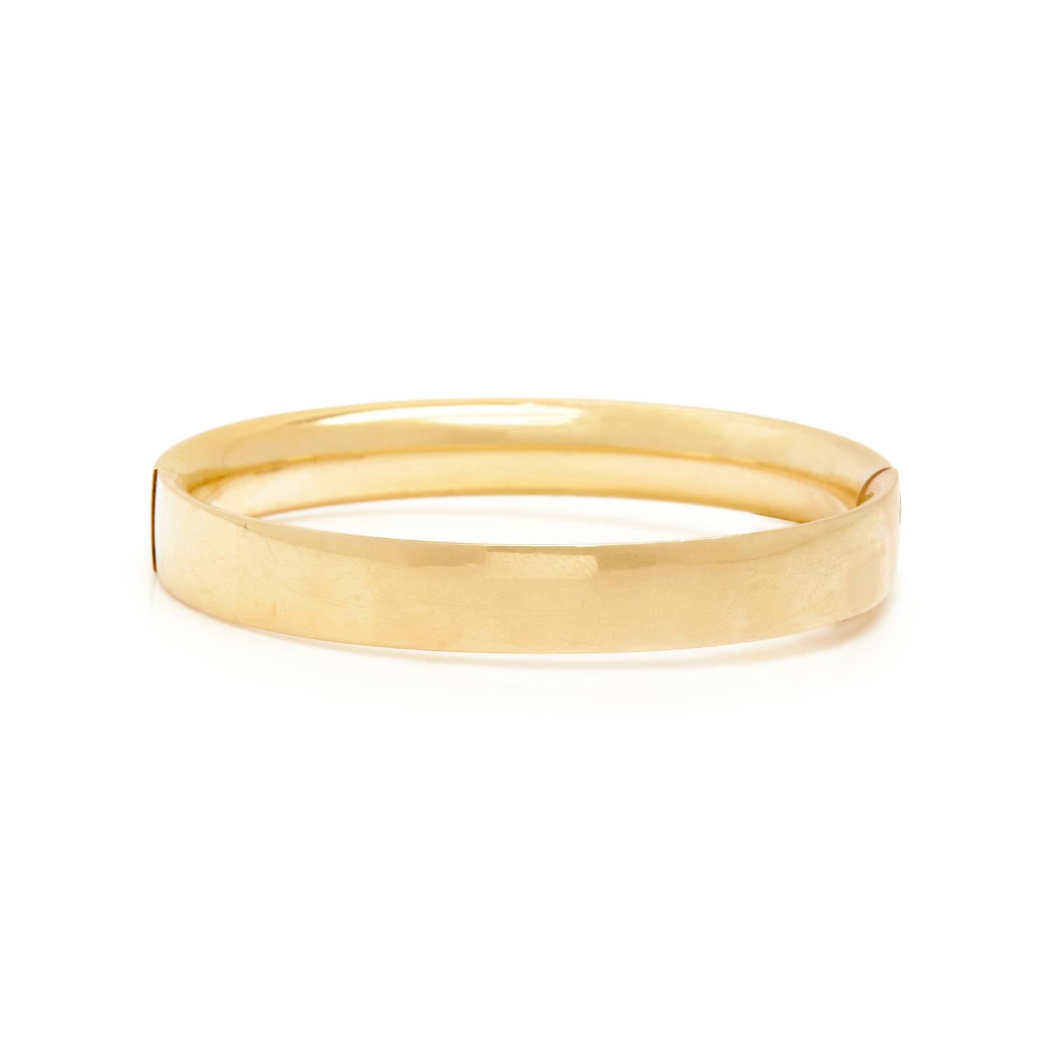 YELLOW GOLD INITIAL BROOCH AND MONOGRAMMED BANGLE