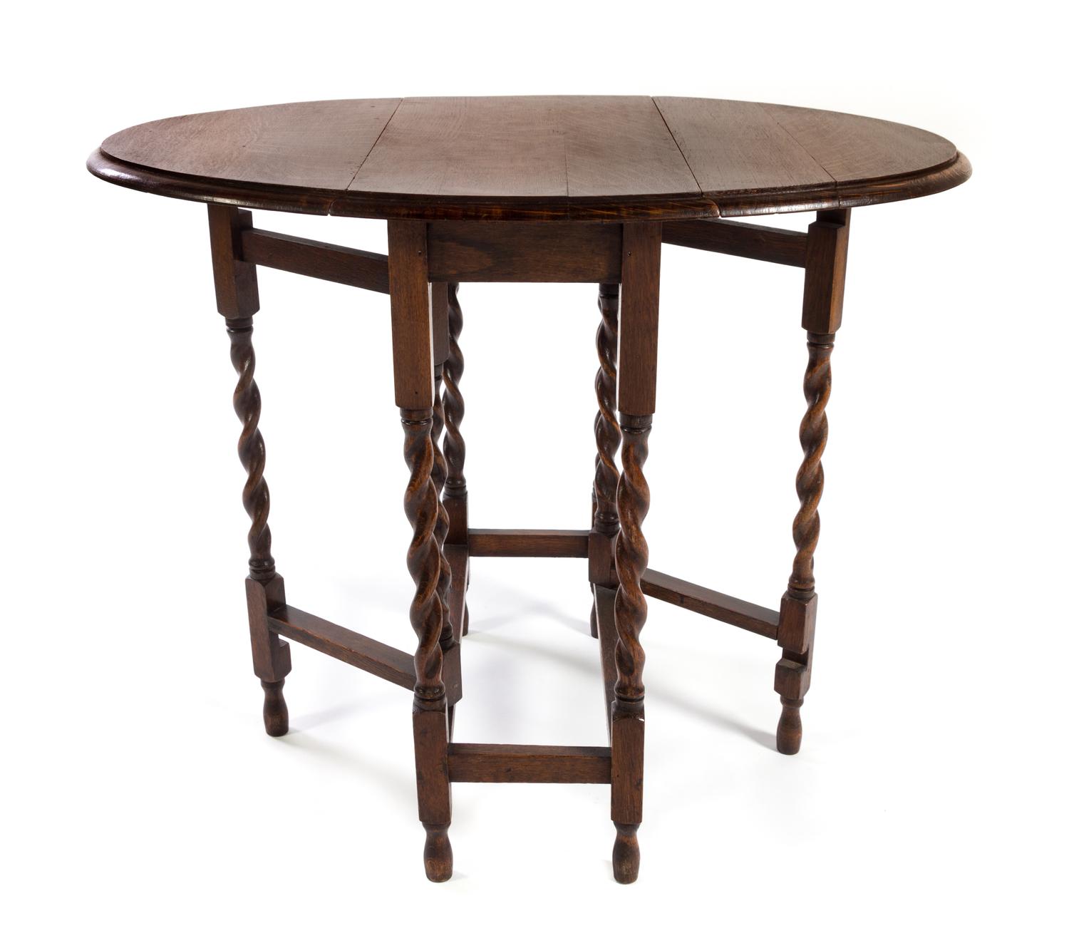 A William and Mary Style Oak Gate-Leg Table Height 28 3/4 inches. — 20TH CENTURY