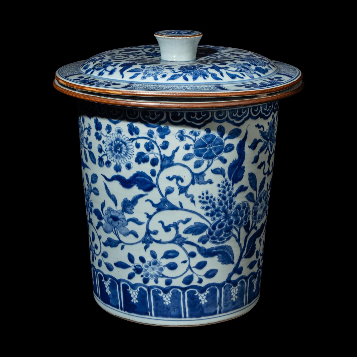 A Chinese Blue and White 'Floral' Porcelain Ice Bucket, Kangxi Period 清康熙 青花纏枝花卉紋冰桶