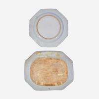 A Chinese export clobbered porcelain octagonal charger and a platter 外銷瓷盤兩件 18th and early 19th century????????