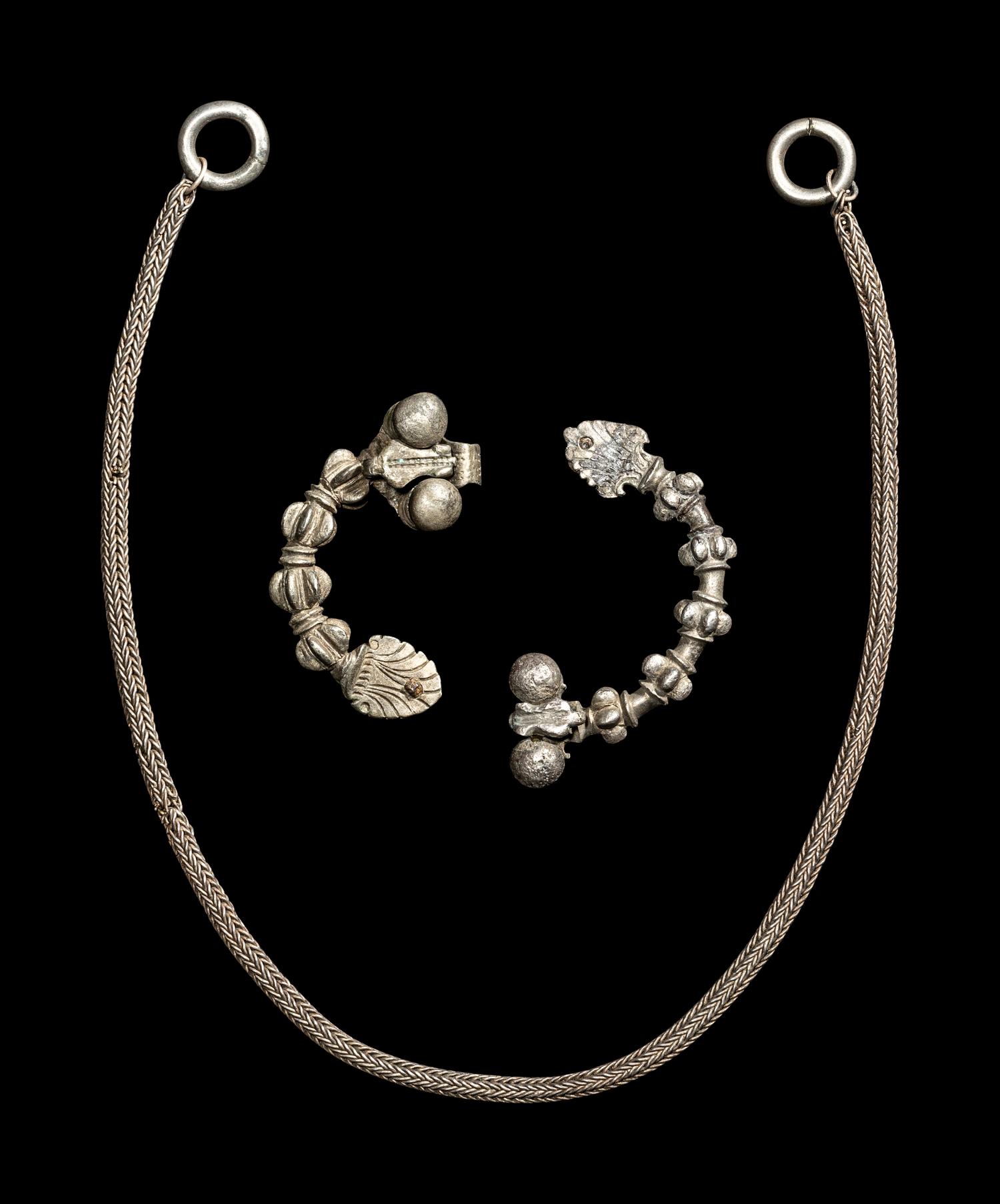 A Thracian Silver Chain and Two Fibulae