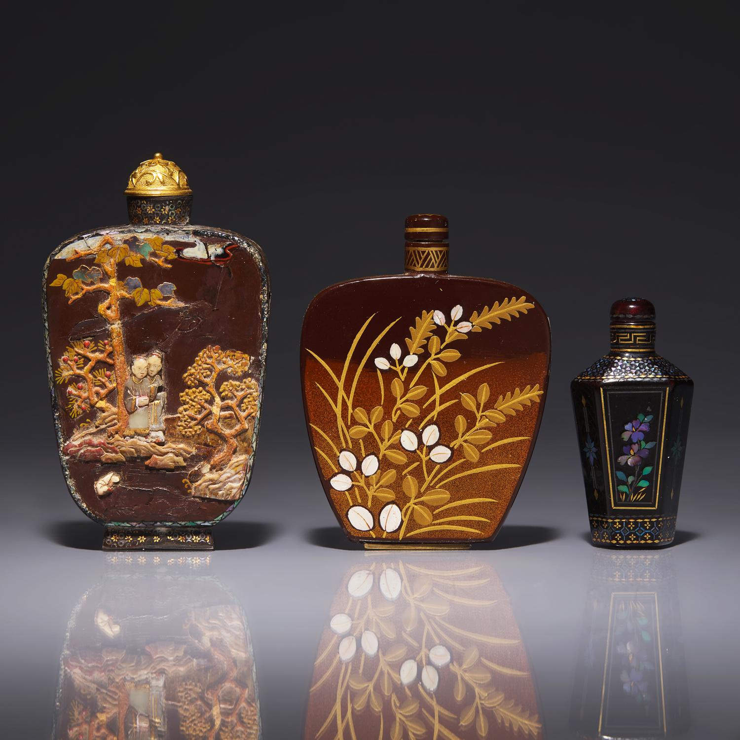 Three Japanese Lacquer Snuff Bottles 日本蒔繪、揚州黑漆螺鈿鼻烟壺三支