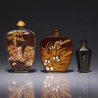 Three Japanese Lacquer Snuff Bottles 日本蒔繪、揚州黑漆螺鈿鼻烟壺三支