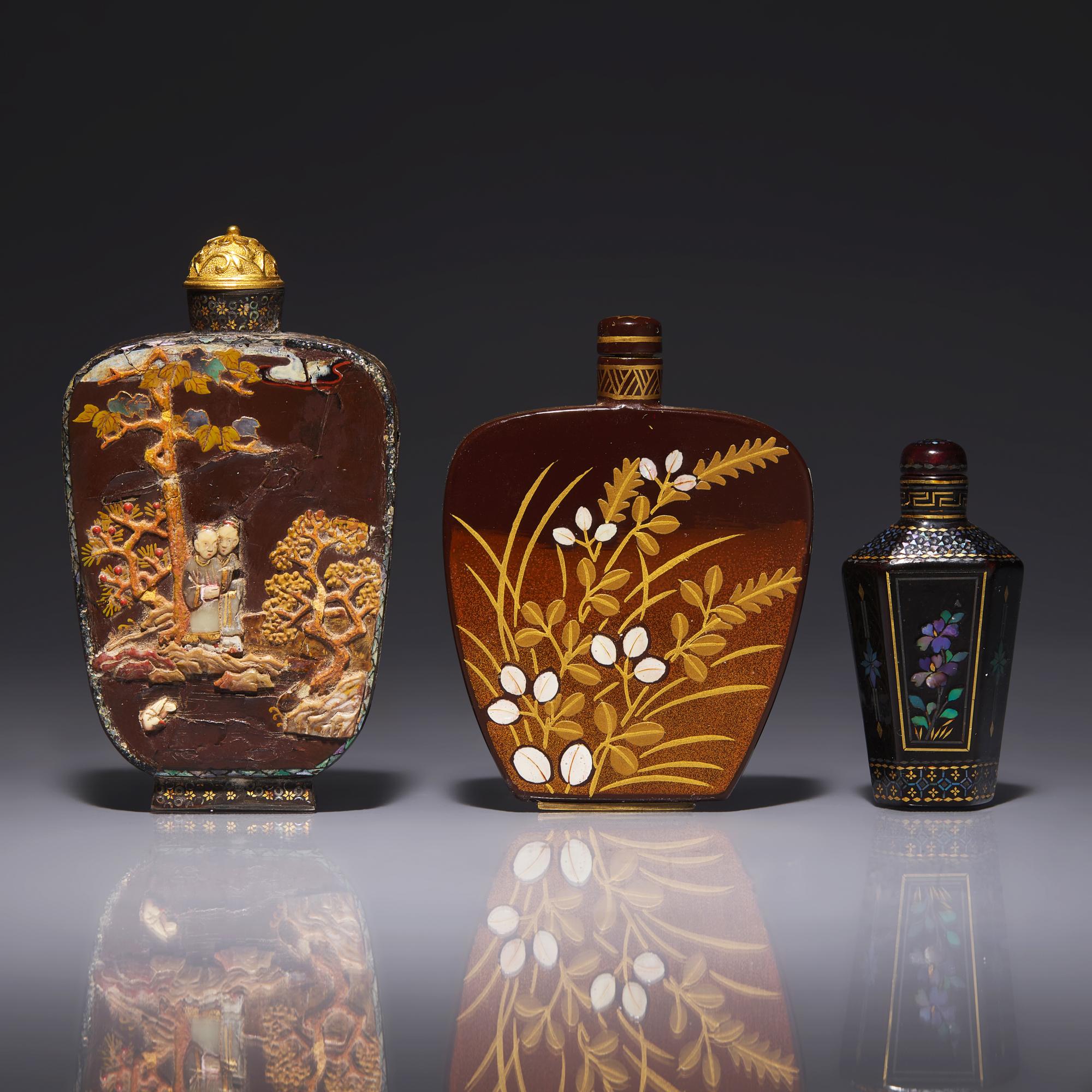 Three Japanese Lacquer Snuff Bottles 日本蒔繪、揚州黑漆螺鈿鼻烟壺三支
