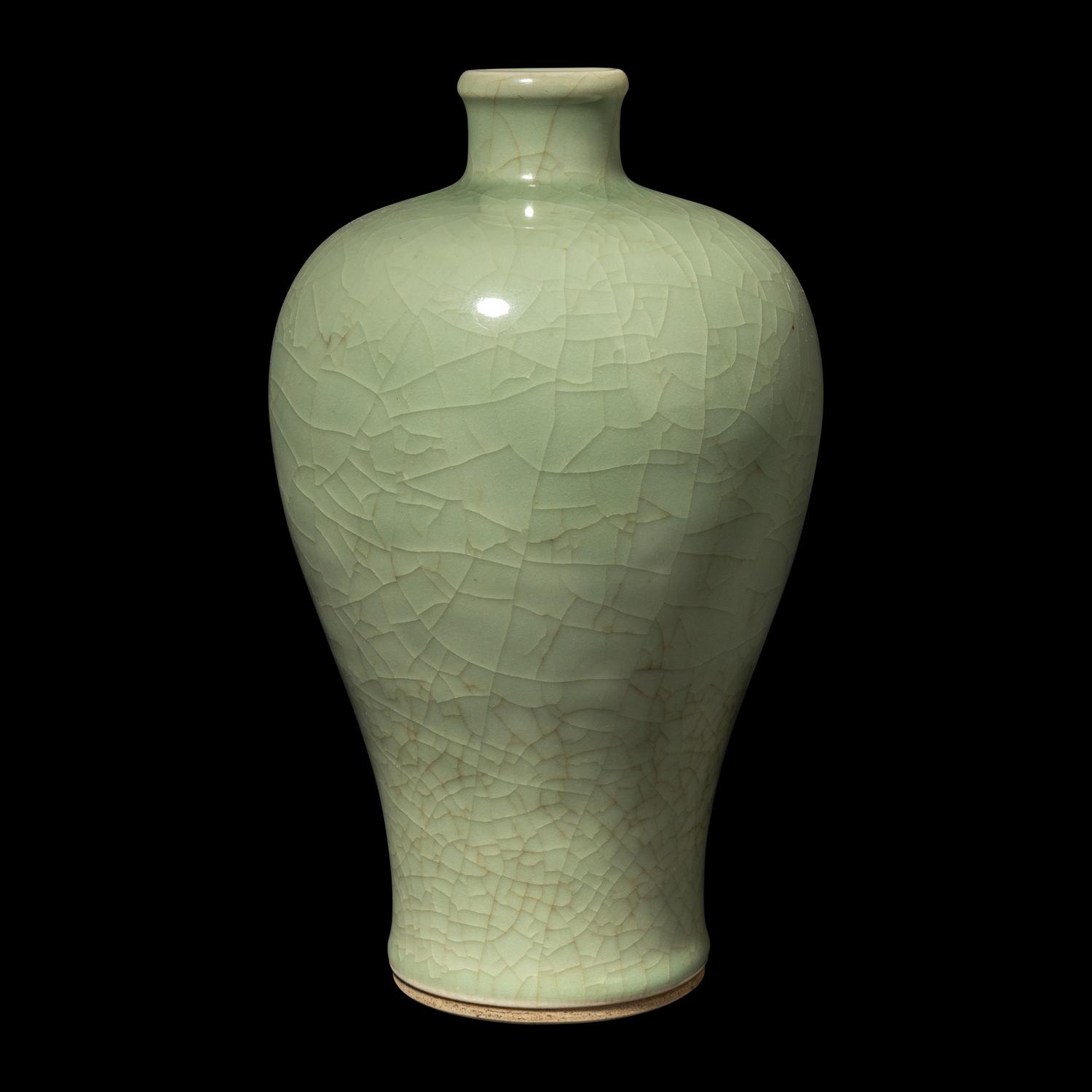 A Chinese Crackled Celadon Glazed Porcelain Meiping Vase, 19th/Early 20th Century 晚清/民國 青釉梅瓶