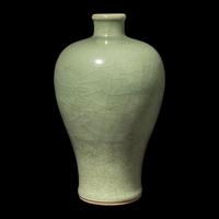 A Chinese Crackled Celadon Glazed Porcelain Meiping Vase, 19th/Early 20th Century 晚清/民國 青釉梅瓶