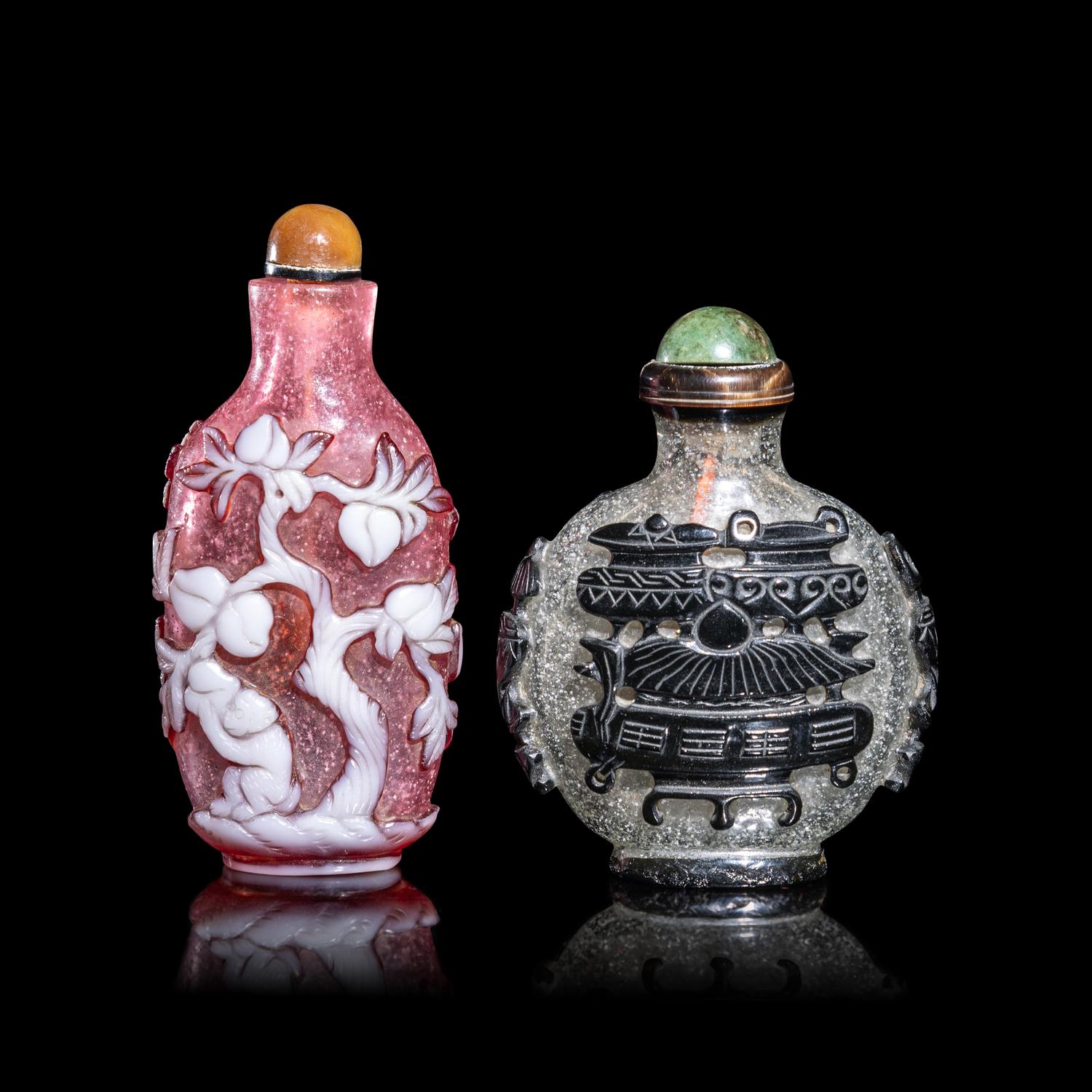 Two Chinese Glass Overlay Snuff Bottles 套料鼻烟壺兩支