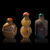 Three Chinese Agate Snuff Bottles 瑪瑙鼻煙壺一組三件