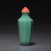An Imperial Chinese Turquoise Glass Faceted Snuff Bottle, Qing Dynasty, Circa 1720-1740 — 1720-1740年 御製松石綠料八方磨棱鼻煙壺