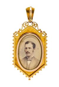 A Victorian Yellow Gold and Shakudo Pendant Necklace, 15.00 dwts.