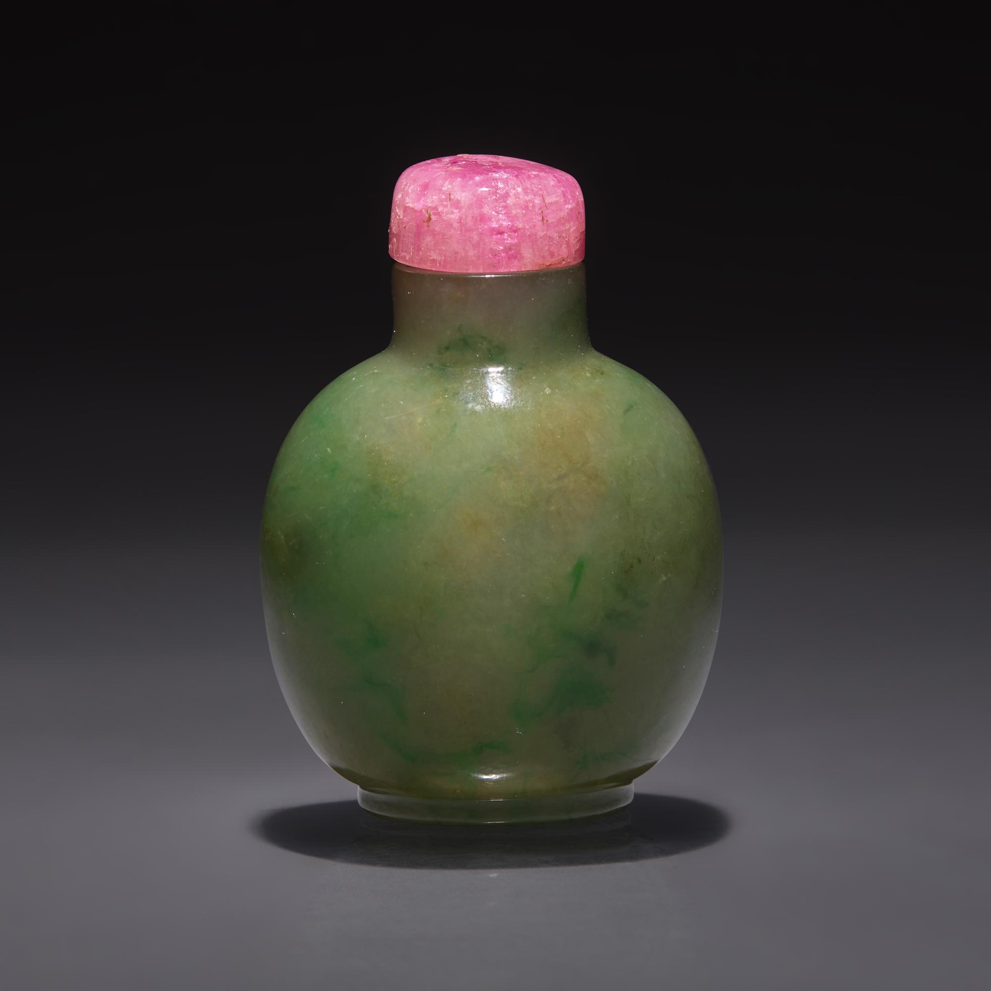 A Chinese Jadeite Snuff Bottle, Qing Dynasty, 19th/20th century — 清晚期 翡翠鼻煙壺