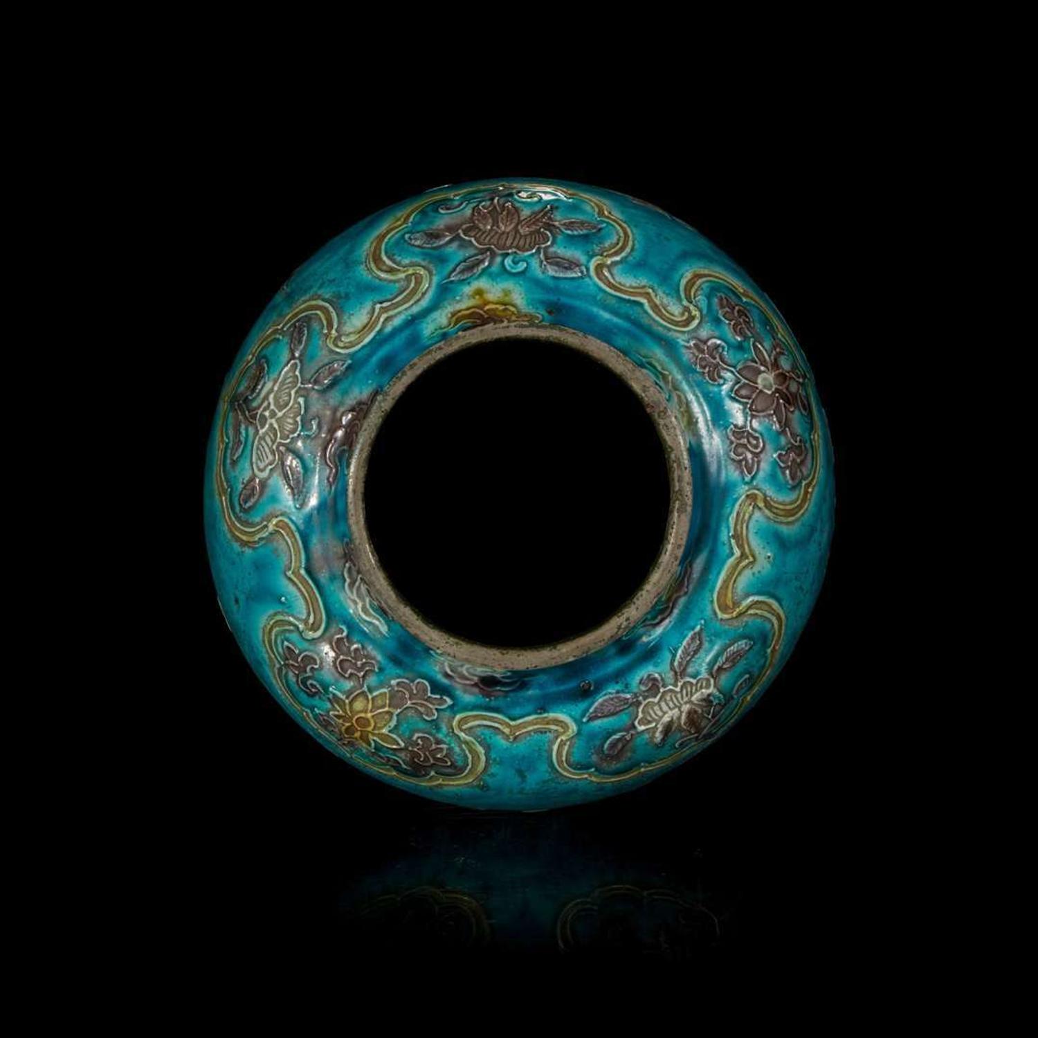 A Chinese modeled and enameled "Fahua"-type turquoise-ground porcelain jar 法华彩盖罐 Ming dynasty ?