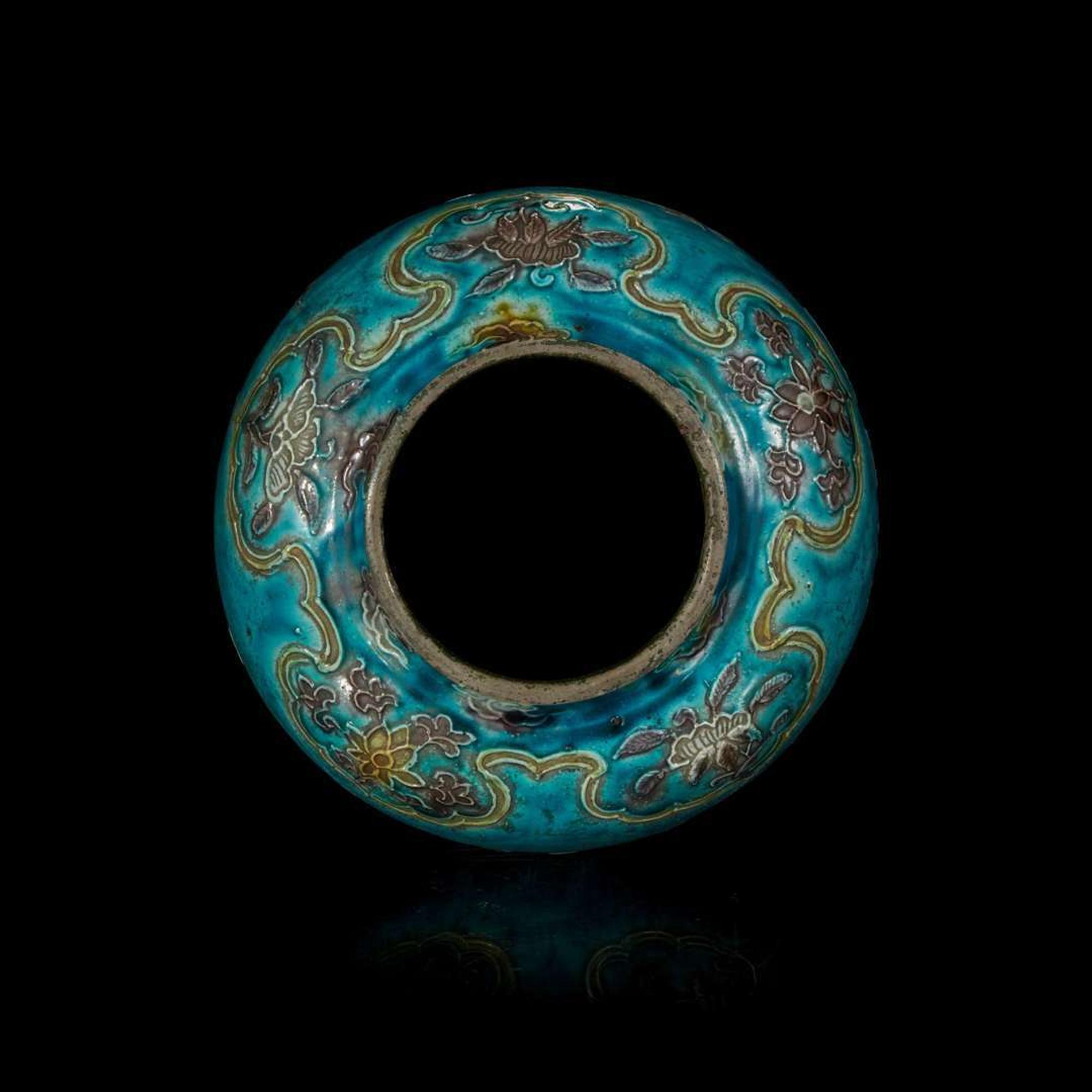 A Chinese modeled and enameled "Fahua"-type turquoise-ground porcelain jar 法华彩盖罐 Ming dynasty ?