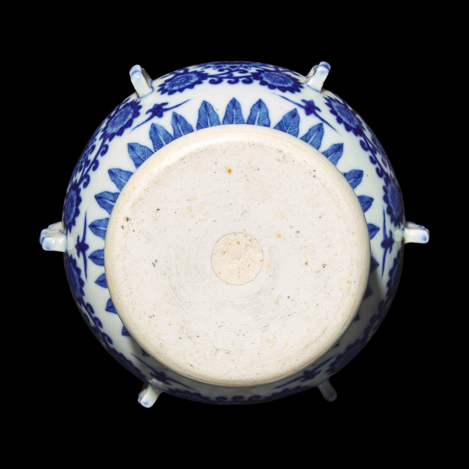 An Unusual Chinese Ming Style Blue and White Porcelain 'Garlic-Bulb' Necked Vase, 18th/Early 19th Century 清中期 明式青花蒜頭瓶