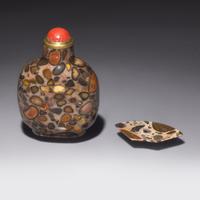 A Chinese Puddingstone Snuff Bottle with Snuff Dish — 抱子石鼻煙壺及扇形煙碟