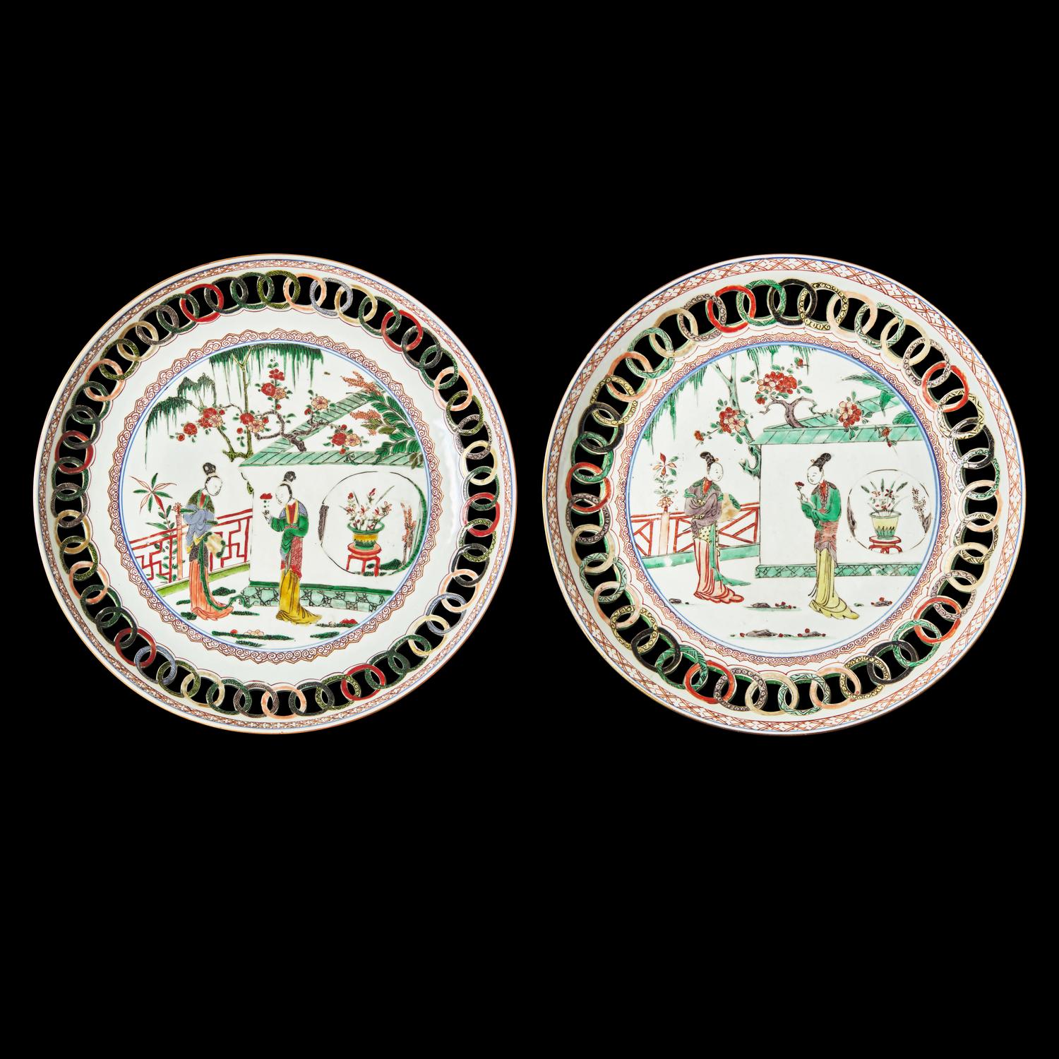 A Pair of Chinese Export Famille Verte 'Lady' Plates, Kangxi Period 清康熙 五彩鏤邊仕女圖盤一對