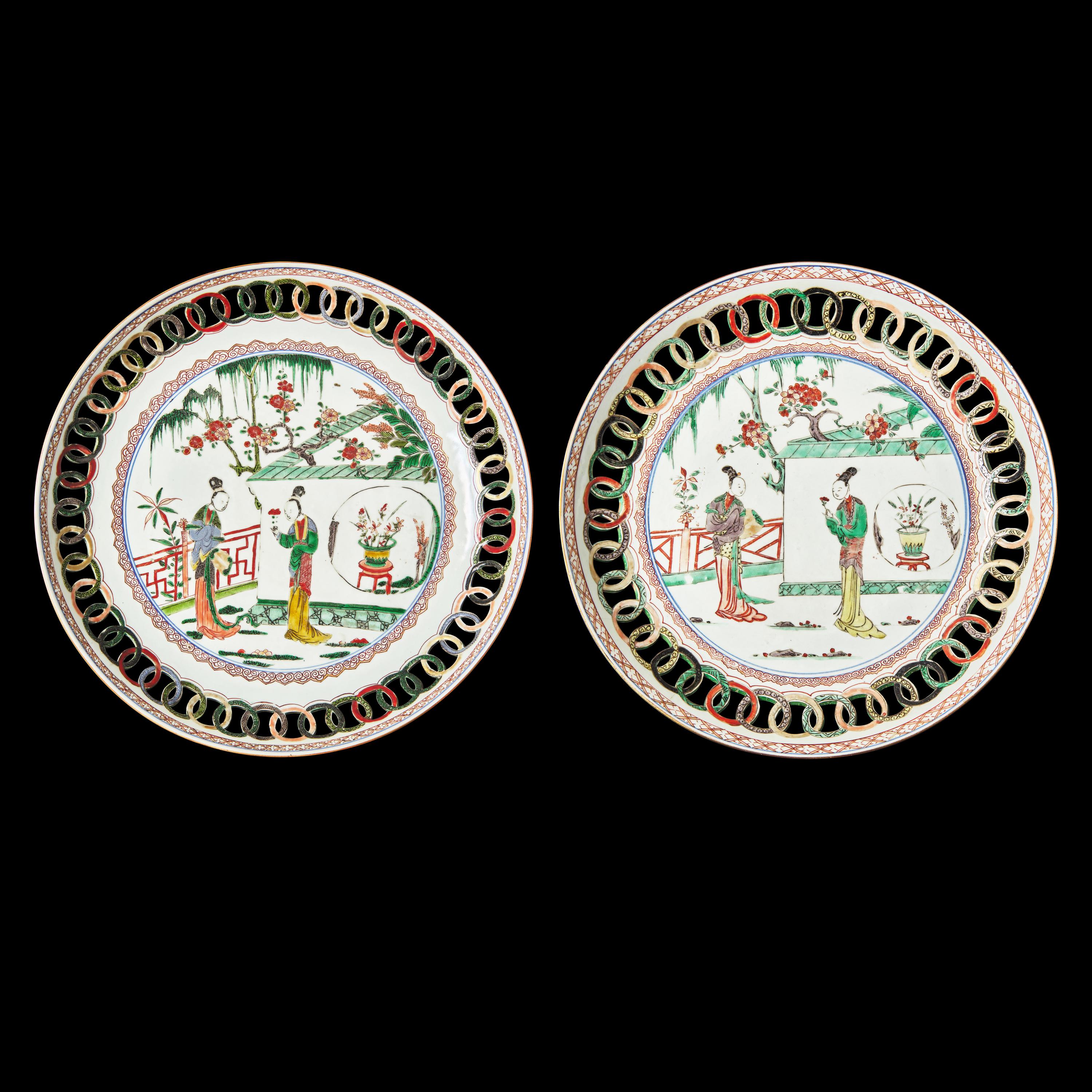 A Pair of Chinese Export Famille Verte 'Lady' Plates, Kangxi Period 清康熙 五彩鏤邊仕女圖盤一對