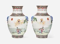 A pair of large Chinese "Immortals" vases, Republic period 百仙瓶一對 民國