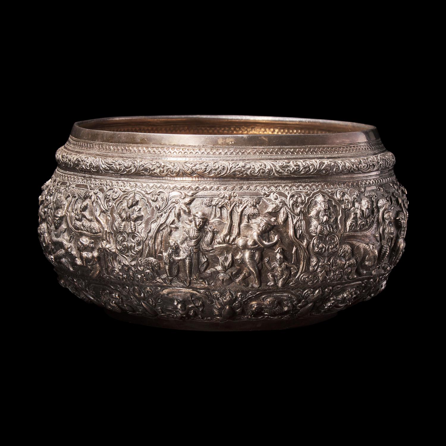 A Large Burmese Repousse Silver Offering Bowl, Late 19th-Early 20th Century 十九/二十世紀初 緬甸大銀缽