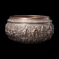 A Large Burmese Repousse Silver Offering Bowl, Late 19th-Early 20th Century 十九/二十世紀初 緬甸大銀缽