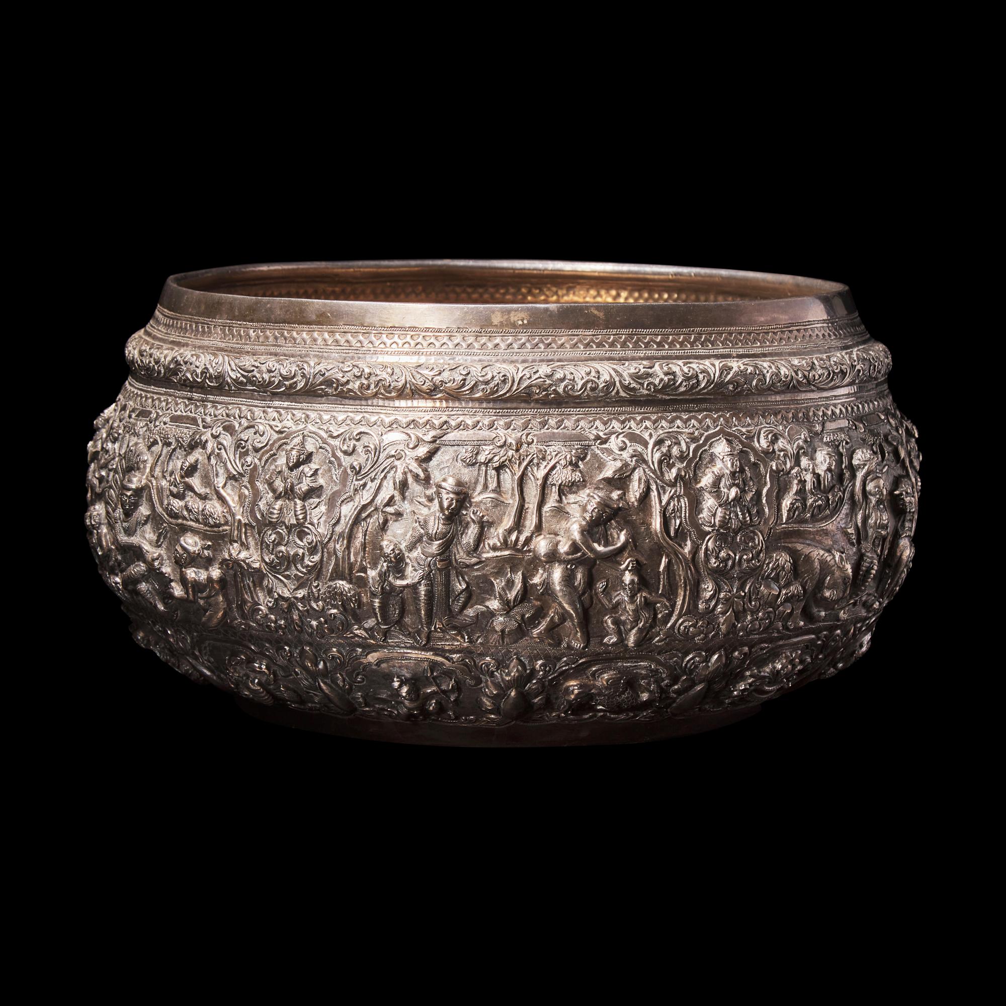 A Large Burmese Repousse Silver Offering Bowl, Late 19th-Early 20th Century 十九/二十世紀初 緬甸大銀缽