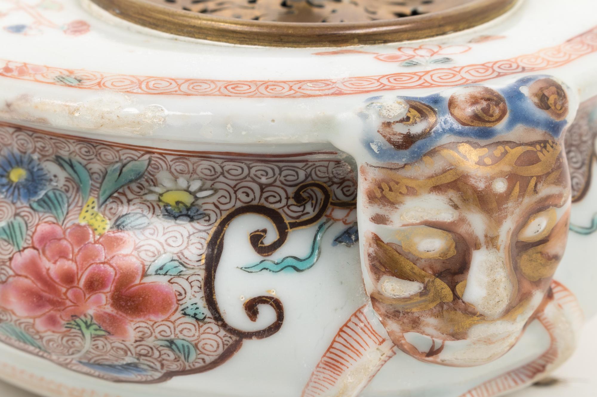 A Famille Rose Porcelain Ink Stand