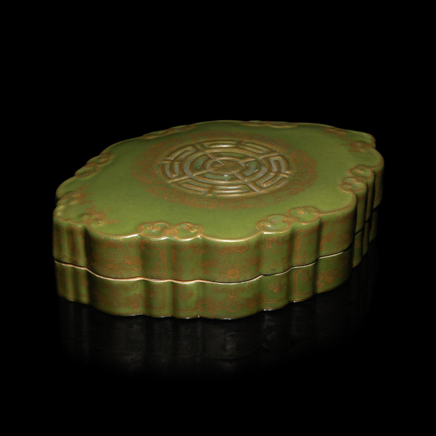 A Chinese Gilt Decorated 'Tea Dust' Glazed Lobed Box and Cover, Qianlong Mark 乾隆款 茶葉末地描金團壽紋海棠式蓋盒