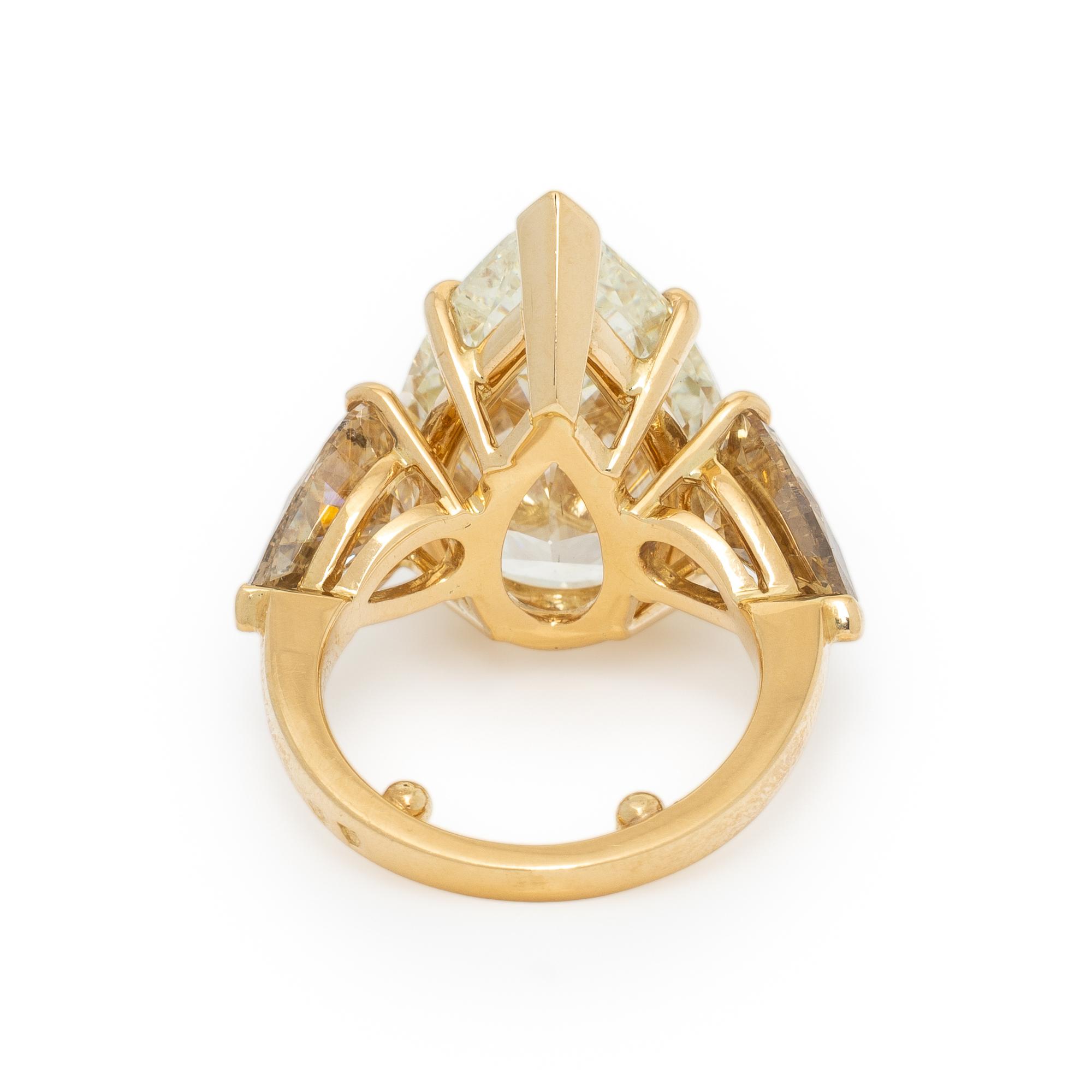 COLORED DIAMOND AND YELLOW GOLD RING