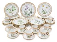 A Royal Copenhagen Porcelain Flora Danica Partial Dinner Service Diameter of dinner plate 9 7/8 inches. — 20TH CENTURY