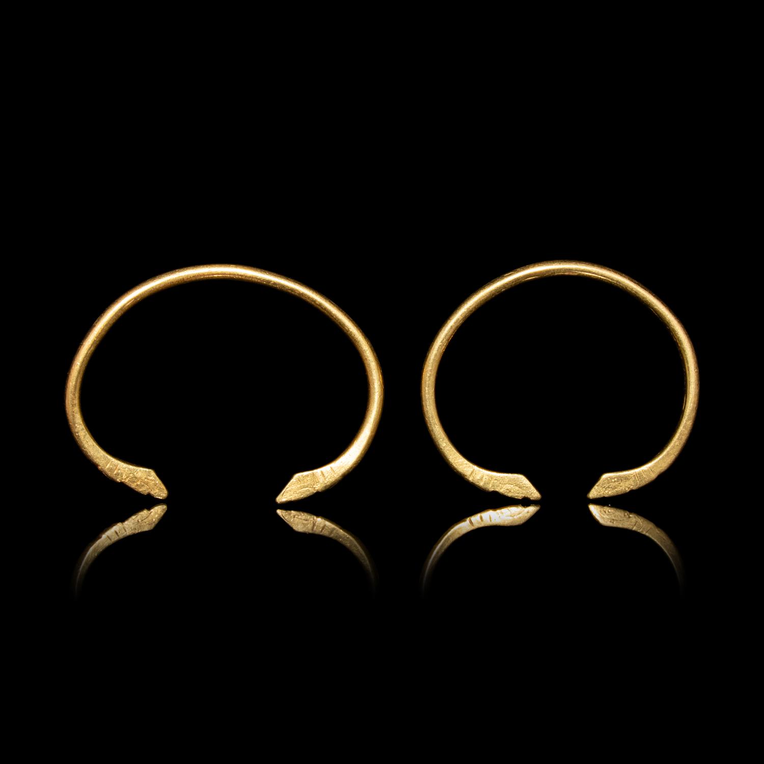 A Pair of Chinese Gold Dragon-Form Bracelets, Qianzhuo, Liao Dynasty 遼 雙龍紋金鉗鐲一對